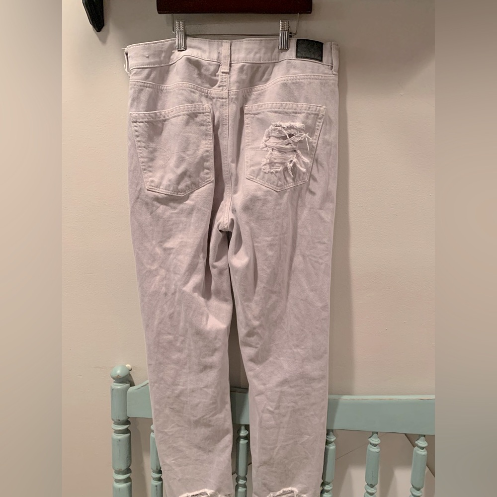 AMERICAN EAGLE mom jeans baggy ripped distressed jeans light grey